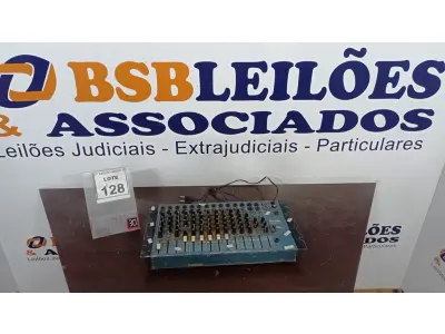LOTE 128 - 01 MESA DE SOM. ANALÓGICA MARCA STANER MODELO 12-2S (NO ESTADO) ATENÇÃO! FAZER A VISITAÇÃO ANTES DE ARREMATAR, NÃO SABEMOS SE FUNCIONA, LEILÃO NÃO TEM GARANTIA E NEM DEVOLUÇÃO, SUJEITO A POSSÍVEIS AVARIAS VISÍVEIS/OCULTAS E/OU AUSÊNCIA DE COMPONENTES.