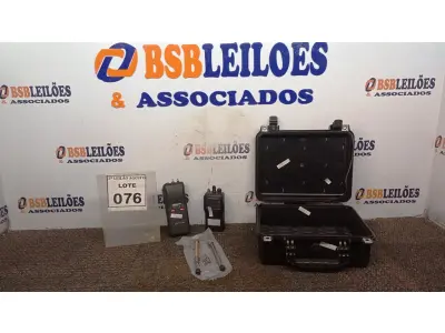 LOTE 076 - 02 RÁDIOS COMUNICADORES E 01 CASE. (NO ESTADO) ATENÇÃO! FAZER A VISITAÇÃO ANTES DE ARREMATAR, NÃO SABEMOS SE FUNCIONA, LEILÃO NÃO TEM GARANTIA E NEM DEVOLUÇÃO, SUJEITO A POSSÍVEIS AVARIAS VISÍVEIS/OCULTAS E/OU AUSÊNCIA DE COMPONENTES.
