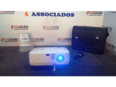 LOTE 192 - 01 PROJETOR NEC COM CABOS E MALETA. (NO ESTADO) ATENÇÃO! FAZER A VISITAÇÃO ANTES DE ARREMATAR, NÃO SABEMOS SE FUNCIONA, LEILÃO NÃO TEM GARANTIA E NEM DEVOLUÇÃO, SUJEITO A POSSÍVEIS AVARIAS VISÍVEIS/OCULTAS E/OU AUSÊNCIA DE COMPONENTES.