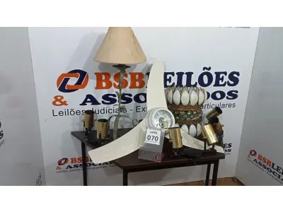 LOTE 070 - 01 LUSTRE, 01 VENTILADOR DE TETO, 03 LUMINÁRIAS E 01 ABAJUR. (NO ESTADO) ATENÇÃO! FAZER A VISITAÇÃO ANTES DE ARREMATAR, NÃO SABEMOS SE FUNCIONA, LEILÃO NÃO TEM GARANTIA E NEM DEVOLUÇÃO, SUJEITO A POSSÍVEIS AVARIAS VISÍVEIS/OCULTAS E/OU AUSÊNCIA DE COMPONENTES.