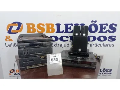 LOTE 030 - 01 TOCA DISCOS, 01 APARELHO DE VIDEO CASSETE, 01 APARELHO DE DVD E 03 MINIS CAIXAS DE SOM. (NO ESTADO) ATENÇÃO! FAZER A VISITAÇÃO ANTES DE ARREMATAR, NÃO SABEMOS SE FUNCIONA, LEILÃO NÃO TEM GARANTIA E NEM DEVOLUÇÃO, SUJEITO A POSSÍVEIS AVARIAS VISÍVEIS/OCULTAS E/OU AUSÊNCIA DE COMPONENTES.