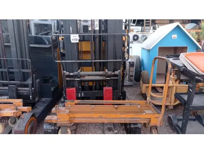LOTE 486 - 01 EMPILHADEIRA ELÉTRICA. (NO ESTADO) ATENÇÃO! FAZER A VISITAÇÃO ANTES DE ARREMATAR, NÃO SABEMOS SE FUNCIONA. LEILÃO NÃO TEM GARANTIA E NEM DEVOLUÇÃO, SUJEITO A POSSÍVEIS AVARIAS VISÍVEIS/OCULTAS E/OU AUSÊNCIA DE COMPONENTES.
