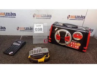 LOTE 038 - 01 CAIXA DE SOM BLUETOOTH, 01 FILMADORA MARCA PANASONIC, 01 TRANSCODER,01 REPRODUTOR DE CP MP3 E 01 CALCULADORA COMERCIAL MARCA HP. (NO ESTADO) ATENÇÃO! FAZER A VISITAÇÃO ANTES DE ARREMATAR, NÃO SABEMOS SE FUNCIONA, LEILÃO NÃO TEM GARANTIA E NEM DEVOLUÇÃO, SUJEITO A POSSÍVEIS AVARIAS VISÍVEIS/OCULTAS E/OU AUSÊNCIA DE COMPONENTES.