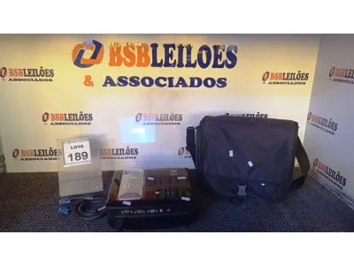 LOTE 189 - 01 PROJETOR BENQ COM CABOS E MALETA. (NO ESTADO) ATENÇÃO! FAZER A VISITAÇÃO ANTES DE ARREMATAR, NÃO SABEMOS SE FUNCIONA, LEILÃO NÃO TEM GARANTIA E NEM DEVOLUÇÃO, SUJEITO A POSSÍVEIS AVARIAS VISÍVEIS/OCULTAS E/OU AUSÊNCIA DE COMPONENTES.