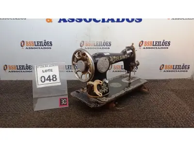 LOTE 048 - 01 MÁQUINA DE COSTURA MARCA ELGIN. (NO ESTADO) ATENÇÃO! FAZER A VISITAÇÃO ANTES DE ARREMATAR, NÃO SABEMOS SE FUNCIONA, LEILÃO NÃO TEM GARANTIA E NEM DEVOLUÇÃO, SUJEITO A POSSÍVEIS AVARIAS VISÍVEIS/OCULTAS E/OU AUSÊNCIA DE COMPONENTES.