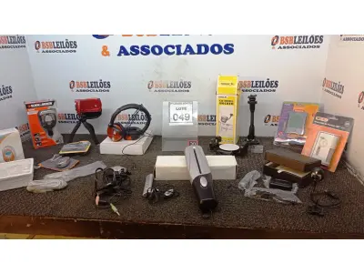 LOTE 049 - 01 FILMADORA COM TRIPÉ, 01 ANUNCIADOR DE PRESENÇA, 01 INVERSOR DE CORRENTE, 01 MP3 PLAYER, 01 SUPORTE DE APARELHOS PARA CARROS, 01 TRITURADOR DE PAPEL PORTÁTIL E DIVERSOS. (NO ESTADO) ATENÇÃO! FAZER A VISITAÇÃO ANTES DE ARREMATAR, NÃO SABEMOS SE FUNCIONA, LEILÃO NÃO TEM GARANTIA E NEM DEVOLUÇÃO, SUJEITO A POSSÍVEIS AVARIAS VISÍVEIS/OCULTAS E/OU AUSÊNCIA DE COMPONENTES.
