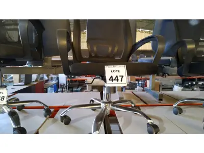 LOTE 447 - 01 CADEIRA DE ESCRITÓRIO COM RODINHAS. (NO ESTADO) ATENÇÃO! FAZER A VISITAÇÃO ANTES DE ARREMATAR, NÃO SABEMOS SE FUNCIONA. LEILÃO NÃO TEM GARANTIA E NEM DEVOLUÇÃO, SUJEITO A POSSÍVEIS AVARIAS VISÍVEIS/OCULTAS E/OU AUSÊNCIA DE COMPONENTES.