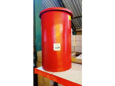 LOTE 108 - 01 LIXEIRA GRANDE REDONDA COM TAMPA. (NO ESTADO) ATENÇÃO! FAZER A VISITAÇÃO ANTES DE ARREMATAR, NÃO SABEMOS SE FUNCIONA, LEILÃO NÃO TEM GARANTIA E NEM DEVOLUÇÃO, SUJEITO A POSSÍVEIS AVARIAS VISÍVEIS/OCULTAS E/OU AUSÊNCIA DE COMPONENTES.