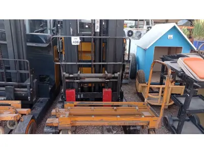 LOTE 486 - 01 EMPILHADEIRA ELÉTRICA. (NO ESTADO) ATENÇÃO! FAZER A VISITAÇÃO ANTES DE ARREMATAR, NÃO SABEMOS SE FUNCIONA. LEILÃO NÃO TEM GARANTIA E NEM DEVOLUÇÃO, SUJEITO A POSSÍVEIS AVARIAS VISÍVEIS/OCULTAS E/OU AUSÊNCIA DE COMPONENTES.