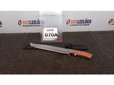 LOTE 070 - FACA IMPORTADA AÇO INOXIDÁVEL CABO EM MADEIRA GUARDA DUPLA  FULL TANG BAINHA DE NYLON TAMANHO TOTAL 38CM PESO 416G JÁ AFIADA  . (NO ESTADO) ATENÇÃO! FAZER A VISITAÇÃO ANTES DE ARREMATAR, NÃO SABEMOS SE FUNCIONA. LEILÃO NÃO TEM GARANTIA E NEM DEVOLUÇÃO, SUJEITO A POSSÍVEIS AVARIAS VISÍVEIS/OCULTAS E/OU AUSÊNCIA DE COMPONENTES.