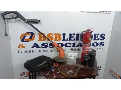 LOTE 072 - 01 MÁQUINA ROÇADEIRA, 01 EXTINTOR DE INCÊNDIO, 01 MOTOR DE AR CONDICIONADO E 01 BOLSA COM FERRAMENTAS VARIADAS. (NO ESTADO) ATENÇÃO! FAZER A VISITAÇÃO ANTES DE ARREMATAR, NÃO SABEMOS SE FUNCIONA, LEILÃO NÃO TEM GARANTIA E NEM DEVOLUÇÃO, SUJEITO A POSSÍVEIS AVARIAS VISÍVEIS/OCULTAS E/OU AUSÊNCIA DE COMPONENTES.