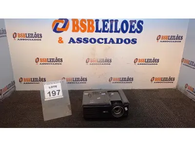 LOTE 197 - 01 PROJETOR BENQ. (NO ESTADO) ATENÇÃO! FAZER A VISITAÇÃO ANTES DE ARREMATAR, NÃO SABEMOS SE FUNCIONA, LEILÃO NÃO TEM GARANTIA E NEM DEVOLUÇÃO, SUJEITO A POSSÍVEIS AVARIAS VISÍVEIS/OCULTAS E/OU AUSÊNCIA DE COMPONENTES.