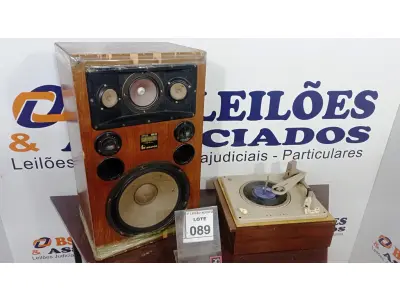 LOTE 089 - 01 TOCA DISCO E 01 CAIXA DE SOM E MADEIRA. (NO ESTADO) ATENÇÃO! FAZER A VISITAÇÃO ANTES DE ARREMATAR, NÃO SABEMOS SE FUNCIONA, LEILÃO NÃO TEM GARANTIA E NEM DEVOLUÇÃO, SUJEITO A POSSÍVEIS AVARIAS VISÍVEIS/OCULTAS E/OU AUSÊNCIA DE COMPONENTES.