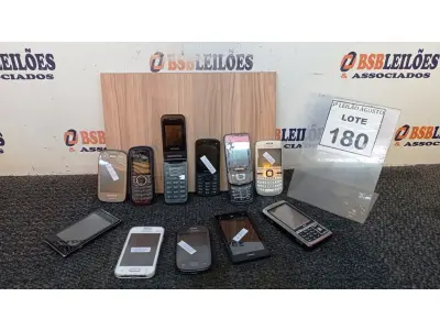 LOTE 180 - 11 CELULARES DE MARCAS E MODELOS DIVERSOS. (NO ESTADO) ATENÇÃO! FAZER A VISITAÇÃO ANTES DE ARREMATAR, NÃO SABEMOS SE FUNCIONA, LEILÃO NÃO TEM GARANTIA E NEM DEVOLUÇÃO, SUJEITO A POSSÍVEIS AVARIAS VISÍVEIS/OCULTAS E/OU AUSÊNCIA DE COMPONENTES.