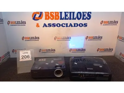 LOTE 206 - 01 PROJETOR BENQ E 01 PROJETOR MARCA EPSON. (NO ESTADO) ATENÇÃO! FAZER A VISITAÇÃO ANTES DE ARREMATAR, NÃO SABEMOS SE FUNCIONA, LEILÃO NÃO TEM GARANTIA E NEM DEVOLUÇÃO, SUJEITO A POSSÍVEIS AVARIAS VISÍVEIS/OCULTAS E/OU AUSÊNCIA DE COMPONENTES.