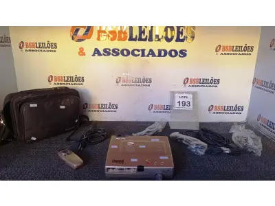 LOTE 193 - 01 PROJETOR LEGEND COM CABOS E MALETA. (NO ESTADO) ATENÇÃO! FAZER A VISITAÇÃO ANTES DE ARREMATAR, NÃO SABEMOS SE FUNCIONA, LEILÃO NÃO TEM GARANTIA E NEM DEVOLUÇÃO, SUJEITO A POSSÍVEIS AVARIAS VISÍVEIS/OCULTAS E/OU AUSÊNCIA DE COMPONENTES.