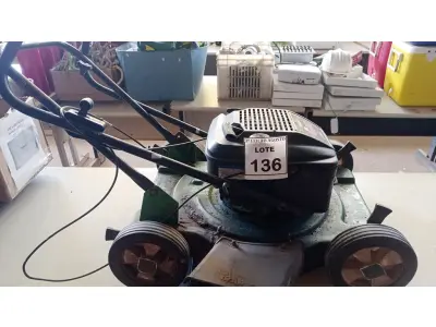 LOTE 136 - 01 MÁQUINA DE CORTAR GRAMA A GASOLINA MARCA BRIGGS&STRATTON. (NO ESTADO) ATENÇÃO! FAZER A VISITAÇÃO ANTES DE ARREMATAR, NÃO SABEMOS SE FUNCIONA, LEILÃO NÃO TEM GARANTIA E NEM DEVOLUÇÃO, SUJEITO A POSSÍVEIS AVARIAS VISÍVEIS/OCULTAS E/OU AUSÊNCIA DE COMPONENTES.