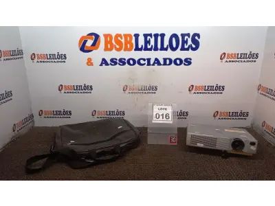 LOTE 016 - 01 PROJETOR HITACHI XVGA COM CABOS E MALETA. (NO ESTADO) ATENÇÃO! FAZER A VISITAÇÃO ANTES DE ARREMATAR, NÃO SABEMOS SE FUNCIONA, LEILÃO NÃO TEM GARANTIA E NEM DEVOLUÇÃO, SUJEITO A POSSÍVEIS AVARIAS VISÍVEIS/OCULTAS E/OU AUSÊNCIA DE COMPONENTES.