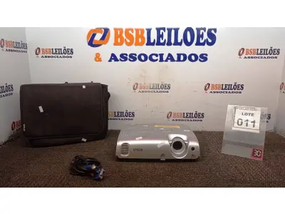 LOTE 011 - 01 PROJETOR MARCA EPSON COM CABOS E MALETA. (NO ESTADO) ATENÇÃO! FAZER A VISITAÇÃO ANTES DE ARREMATAR, NÃO SABEMOS SE FUNCIONA, LEILÃO NÃO TEM GARANTIA E NEM DEVOLUÇÃO, SUJEITO A POSSÍVEIS AVARIAS VISÍVEIS/OCULTAS E/OU AUSÊNCIA DE COMPONENTES.