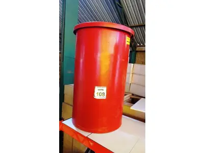 LOTE 108 - 01 LIXEIRA GRANDE REDONDA COM TAMPA. (NO ESTADO) ATENÇÃO! FAZER A VISITAÇÃO ANTES DE ARREMATAR, NÃO SABEMOS SE FUNCIONA, LEILÃO NÃO TEM GARANTIA E NEM DEVOLUÇÃO, SUJEITO A POSSÍVEIS AVARIAS VISÍVEIS/OCULTAS E/OU AUSÊNCIA DE COMPONENTES.