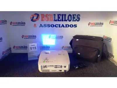 LOTE 015 - 01 PROJETOR MARCA NEC COM CABOS E MALETA. (NO ESTADO) ATENÇÃO! FAZER A VISITAÇÃO ANTES DE ARREMATAR, NÃO SABEMOS SE FUNCIONA, LEILÃO NÃO TEM GARANTIA E NEM DEVOLUÇÃO, SUJEITO A POSSÍVEIS AVARIAS VISÍVEIS/OCULTAS E/OU AUSÊNCIA DE COMPONENTES.