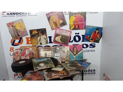 LOTE 065 - 01 LOTE COM GRANDE QUANTIDADE DE DISCOS DE VINIL. (NO ESTADO) ATENÇÃO! FAZER A VISITAÇÃO ANTES DE ARREMATAR, NÃO SABEMOS SE FUNCIONA, LEILÃO NÃO TEM GARANTIA E NEM DEVOLUÇÃO, SUJEITO A POSSÍVEIS AVARIAS VISÍVEIS/OCULTAS E/OU AUSÊNCIA DE COMPONENTES.