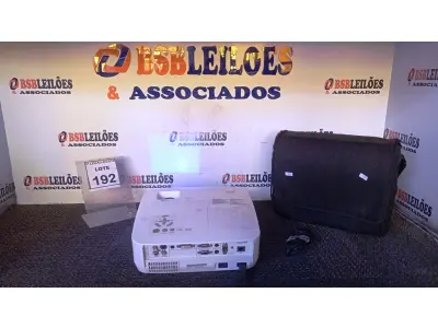 LOTE 192 - 01 PROJETOR NEC COM CABOS E MALETA. (NO ESTADO) ATENÇÃO! FAZER A VISITAÇÃO ANTES DE ARREMATAR, NÃO SABEMOS SE FUNCIONA, LEILÃO NÃO TEM GARANTIA E NEM DEVOLUÇÃO, SUJEITO A POSSÍVEIS AVARIAS VISÍVEIS/OCULTAS E/OU AUSÊNCIA DE COMPONENTES.
