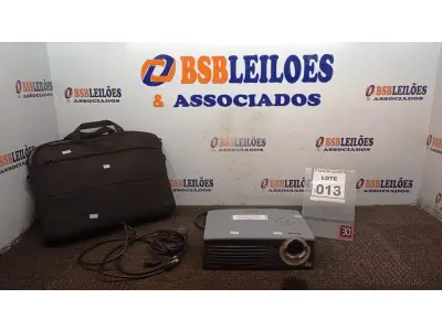LOTE 013 - 01 PROJETOR MARCA OPTOMA COM CABOS E MALETAS. (NO ESTADO) ATENÇÃO! FAZER A VISITAÇÃO ANTES DE ARREMATAR, NÃO SABEMOS SE FUNCIONA, LEILÃO NÃO TEM GARANTIA E NEM DEVOLUÇÃO, SUJEITO A POSSÍVEIS AVARIAS VISÍVEIS/OCULTAS E/OU AUSÊNCIA DE COMPONENTES.