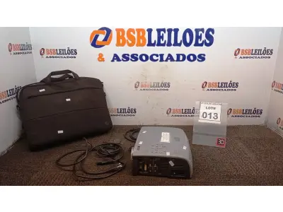 LOTE 013 - 01 PROJETOR MARCA OPTOMA COM CABOS E MALETAS. (NO ESTADO) ATENÇÃO! FAZER A VISITAÇÃO ANTES DE ARREMATAR, NÃO SABEMOS SE FUNCIONA, LEILÃO NÃO TEM GARANTIA E NEM DEVOLUÇÃO, SUJEITO A POSSÍVEIS AVARIAS VISÍVEIS/OCULTAS E/OU AUSÊNCIA DE COMPONENTES.