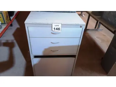 LOTE 146 - 01 ARMÁRIO DE FERRO E TAMPO EM MADEIRA COM 03 GAVETAS E 01 PORTA. (NO ESTADO) ATENÇÃO! FAZER A VISITAÇÃO ANTES DE ARREMATAR, NÃO SABEMOS SE FUNCIONA, LEILÃO NÃO TEM GARANTIA E NEM DEVOLUÇÃO, SUJEITO A POSSÍVEIS AVARIAS VISÍVEIS/OCULTAS E/OU AUSÊNCIA DE COMPONENTES.