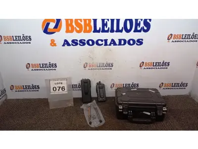 LOTE 076 - 02 RÁDIOS COMUNICADORES E 01 CASE. (NO ESTADO) ATENÇÃO! FAZER A VISITAÇÃO ANTES DE ARREMATAR, NÃO SABEMOS SE FUNCIONA, LEILÃO NÃO TEM GARANTIA E NEM DEVOLUÇÃO, SUJEITO A POSSÍVEIS AVARIAS VISÍVEIS/OCULTAS E/OU AUSÊNCIA DE COMPONENTES.
