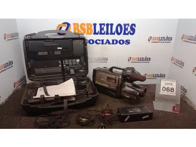 LOTE 068 - 01 FILMADORA MARCA PANASONIC MODELO M9000 COM CASE. (NO ESTADO) ATENÇÃO! FAZER A VISITAÇÃO ANTES DE ARREMATAR, NÃO SABEMOS SE FUNCIONA, LEILÃO NÃO TEM GARANTIA E NEM DEVOLUÇÃO, SUJEITO A POSSÍVEIS AVARIAS VISÍVEIS/OCULTAS E/OU AUSÊNCIA DE COMPONENTES.