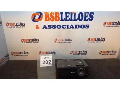 LOTE 202 - 01 PROJETOR BENQ. (NO ESTADO) ATENÇÃO! FAZER A VISITAÇÃO ANTES DE ARREMATAR, NÃO SABEMOS SE FUNCIONA, LEILÃO NÃO TEM GARANTIA E NEM DEVOLUÇÃO, SUJEITO A POSSÍVEIS AVARIAS VISÍVEIS/OCULTAS E/OU AUSÊNCIA DE COMPONENTES.
