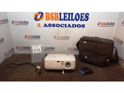 LOTE 015 - 01 PROJETOR MARCA NEC COM CABOS E MALETA. (NO ESTADO) ATENÇÃO! FAZER A VISITAÇÃO ANTES DE ARREMATAR, NÃO SABEMOS SE FUNCIONA, LEILÃO NÃO TEM GARANTIA E NEM DEVOLUÇÃO, SUJEITO A POSSÍVEIS AVARIAS VISÍVEIS/OCULTAS E/OU AUSÊNCIA DE COMPONENTES.