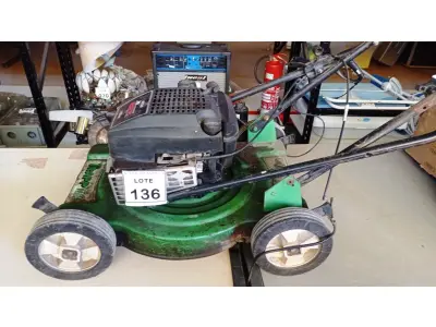 LOTE 136 - 01 MÁQUINA DE CORTAR GRAMA A GASOLINA MARCA BRIGGS&STRATTON. (NO ESTADO) ATENÇÃO! FAZER A VISITAÇÃO ANTES DE ARREMATAR, NÃO SABEMOS SE FUNCIONA, LEILÃO NÃO TEM GARANTIA E NEM DEVOLUÇÃO, SUJEITO A POSSÍVEIS AVARIAS VISÍVEIS/OCULTAS E/OU AUSÊNCIA DE COMPONENTES.