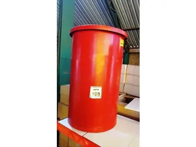 LOTE 108 - 01 LIXEIRA GRANDE REDONDA COM TAMPA. (NO ESTADO) ATENÇÃO! FAZER A VISITAÇÃO ANTES DE ARREMATAR, NÃO SABEMOS SE FUNCIONA, LEILÃO NÃO TEM GARANTIA E NEM DEVOLUÇÃO, SUJEITO A POSSÍVEIS AVARIAS VISÍVEIS/OCULTAS E/OU AUSÊNCIA DE COMPONENTES.