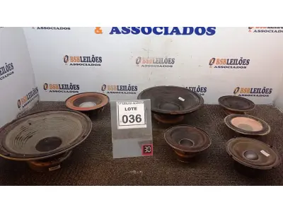 LOTE 036 - 07 ALTO FALANTES DE TAMANHOS DIVERSOS. (NO ESTADO) ATENÇÃO! FAZER A VISITAÇÃO ANTES DE ARREMATAR, NÃO SABEMOS SE FUNCIONA, LEILÃO NÃO TEM GARANTIA E NEM DEVOLUÇÃO, SUJEITO A POSSÍVEIS AVARIAS VISÍVEIS/OCULTAS E/OU AUSÊNCIA DE COMPONENTES.
