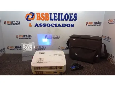 LOTE 015 - 01 PROJETOR MARCA NEC COM CABOS E MALETA. (NO ESTADO) ATENÇÃO! FAZER A VISITAÇÃO ANTES DE ARREMATAR, NÃO SABEMOS SE FUNCIONA, LEILÃO NÃO TEM GARANTIA E NEM DEVOLUÇÃO, SUJEITO A POSSÍVEIS AVARIAS VISÍVEIS/OCULTAS E/OU AUSÊNCIA DE COMPONENTES.
