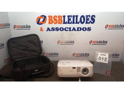 LOTE 012 - 01 PROJETOR MARCA NEC COM MALETA. (NO ESTADO) ATENÇÃO! FAZER A VISITAÇÃO ANTES DE ARREMATAR, NÃO SABEMOS SE FUNCIONA, LEILÃO NÃO TEM GARANTIA E NEM DEVOLUÇÃO, SUJEITO A POSSÍVEIS AVARIAS VISÍVEIS/OCULTAS E/OU AUSÊNCIA DE COMPONENTES.