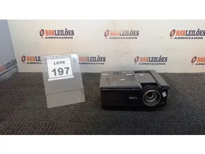 LOTE 197 - 01 PROJETOR BENQ. (NO ESTADO) ATENÇÃO! FAZER A VISITAÇÃO ANTES DE ARREMATAR, NÃO SABEMOS SE FUNCIONA, LEILÃO NÃO TEM GARANTIA E NEM DEVOLUÇÃO, SUJEITO A POSSÍVEIS AVARIAS VISÍVEIS/OCULTAS E/OU AUSÊNCIA DE COMPONENTES.