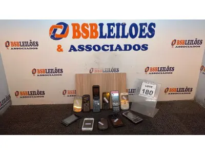 LOTE 180 - 11 CELULARES DE MARCAS E MODELOS DIVERSOS. (NO ESTADO) ATENÇÃO! FAZER A VISITAÇÃO ANTES DE ARREMATAR, NÃO SABEMOS SE FUNCIONA, LEILÃO NÃO TEM GARANTIA E NEM DEVOLUÇÃO, SUJEITO A POSSÍVEIS AVARIAS VISÍVEIS/OCULTAS E/OU AUSÊNCIA DE COMPONENTES.