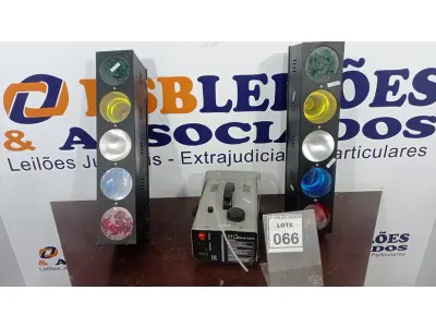 LOTE 066 - 02 REFLETORES DE LUZ E 01 MÁQUINA DE FUMAÇA. (NO ESTADO) ATENÇÃO! FAZER A VISITAÇÃO ANTES DE ARREMATAR, NÃO SABEMOS SE FUNCIONA, LEILÃO NÃO TEM GARANTIA E NEM DEVOLUÇÃO, SUJEITO A POSSÍVEIS AVARIAS VISÍVEIS/OCULTAS E/OU AUSÊNCIA DE COMPONENTES.