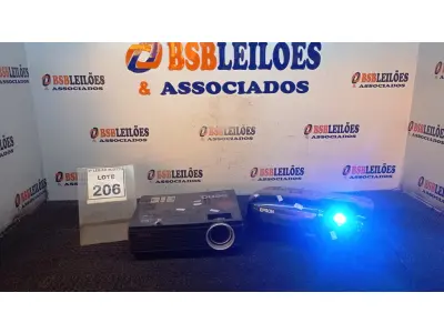LOTE 206 - 01 PROJETOR BENQ E 01 PROJETOR MARCA EPSON. (NO ESTADO) ATENÇÃO! FAZER A VISITAÇÃO ANTES DE ARREMATAR, NÃO SABEMOS SE FUNCIONA, LEILÃO NÃO TEM GARANTIA E NEM DEVOLUÇÃO, SUJEITO A POSSÍVEIS AVARIAS VISÍVEIS/OCULTAS E/OU AUSÊNCIA DE COMPONENTES.