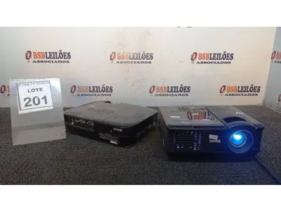 LOTE 201 - 01 PROJETOR BENQ E 01 PROJETOR MARCA EPSON. (NO ESTADO) ATENÇÃO! FAZER A VISITAÇÃO ANTES DE ARREMATAR, NÃO SABEMOS SE FUNCIONA, LEILÃO NÃO TEM GARANTIA E NEM DEVOLUÇÃO, SUJEITO A POSSÍVEIS AVARIAS VISÍVEIS/OCULTAS E/OU AUSÊNCIA DE COMPONENTES.