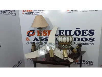 LOTE 070 - 01 LUSTRE, 01 VENTILADOR DE TETO, 03 LUMINÁRIAS E 01 ABAJUR. (NO ESTADO) ATENÇÃO! FAZER A VISITAÇÃO ANTES DE ARREMATAR, NÃO SABEMOS SE FUNCIONA, LEILÃO NÃO TEM GARANTIA E NEM DEVOLUÇÃO, SUJEITO A POSSÍVEIS AVARIAS VISÍVEIS/OCULTAS E/OU AUSÊNCIA DE COMPONENTES.