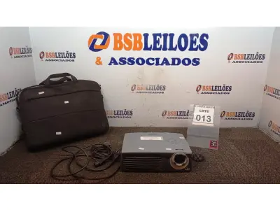 LOTE 013 - 01 PROJETOR MARCA OPTOMA COM CABOS E MALETAS. (NO ESTADO) ATENÇÃO! FAZER A VISITAÇÃO ANTES DE ARREMATAR, NÃO SABEMOS SE FUNCIONA, LEILÃO NÃO TEM GARANTIA E NEM DEVOLUÇÃO, SUJEITO A POSSÍVEIS AVARIAS VISÍVEIS/OCULTAS E/OU AUSÊNCIA DE COMPONENTES.