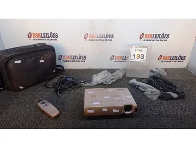 LOTE 193 - 01 PROJETOR LEGEND COM CABOS E MALETA. (NO ESTADO) ATENÇÃO! FAZER A VISITAÇÃO ANTES DE ARREMATAR, NÃO SABEMOS SE FUNCIONA, LEILÃO NÃO TEM GARANTIA E NEM DEVOLUÇÃO, SUJEITO A POSSÍVEIS AVARIAS VISÍVEIS/OCULTAS E/OU AUSÊNCIA DE COMPONENTES.