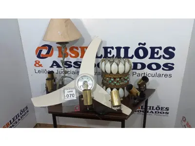 LOTE 070 - 01 LUSTRE, 01 VENTILADOR DE TETO, 03 LUMINÁRIAS E 01 ABAJUR. (NO ESTADO) ATENÇÃO! FAZER A VISITAÇÃO ANTES DE ARREMATAR, NÃO SABEMOS SE FUNCIONA, LEILÃO NÃO TEM GARANTIA E NEM DEVOLUÇÃO, SUJEITO A POSSÍVEIS AVARIAS VISÍVEIS/OCULTAS E/OU AUSÊNCIA DE COMPONENTES.