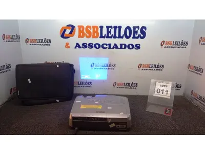 LOTE 011 - 01 PROJETOR MARCA EPSON COM CABOS E MALETA. (NO ESTADO) ATENÇÃO! FAZER A VISITAÇÃO ANTES DE ARREMATAR, NÃO SABEMOS SE FUNCIONA, LEILÃO NÃO TEM GARANTIA E NEM DEVOLUÇÃO, SUJEITO A POSSÍVEIS AVARIAS VISÍVEIS/OCULTAS E/OU AUSÊNCIA DE COMPONENTES.