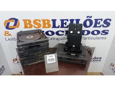 LOTE 030 - 01 TOCA DISCOS, 01 APARELHO DE VIDEO CASSETE, 01 APARELHO DE DVD E 03 MINIS CAIXAS DE SOM. (NO ESTADO) ATENÇÃO! FAZER A VISITAÇÃO ANTES DE ARREMATAR, NÃO SABEMOS SE FUNCIONA, LEILÃO NÃO TEM GARANTIA E NEM DEVOLUÇÃO, SUJEITO A POSSÍVEIS AVARIAS VISÍVEIS/OCULTAS E/OU AUSÊNCIA DE COMPONENTES.
